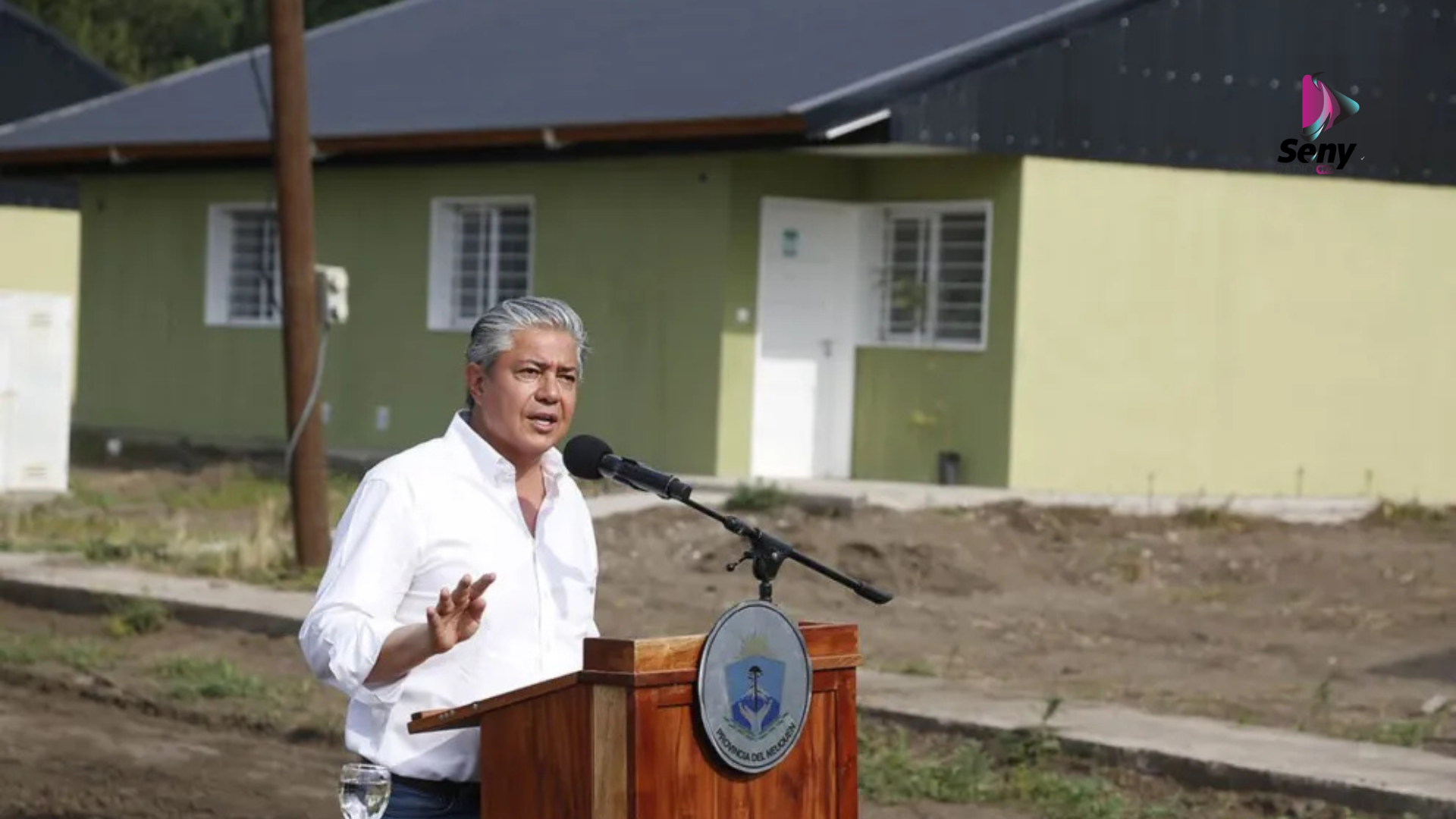 Rolando Figueroa insta a los beneficiarios de viviendas a que paguen