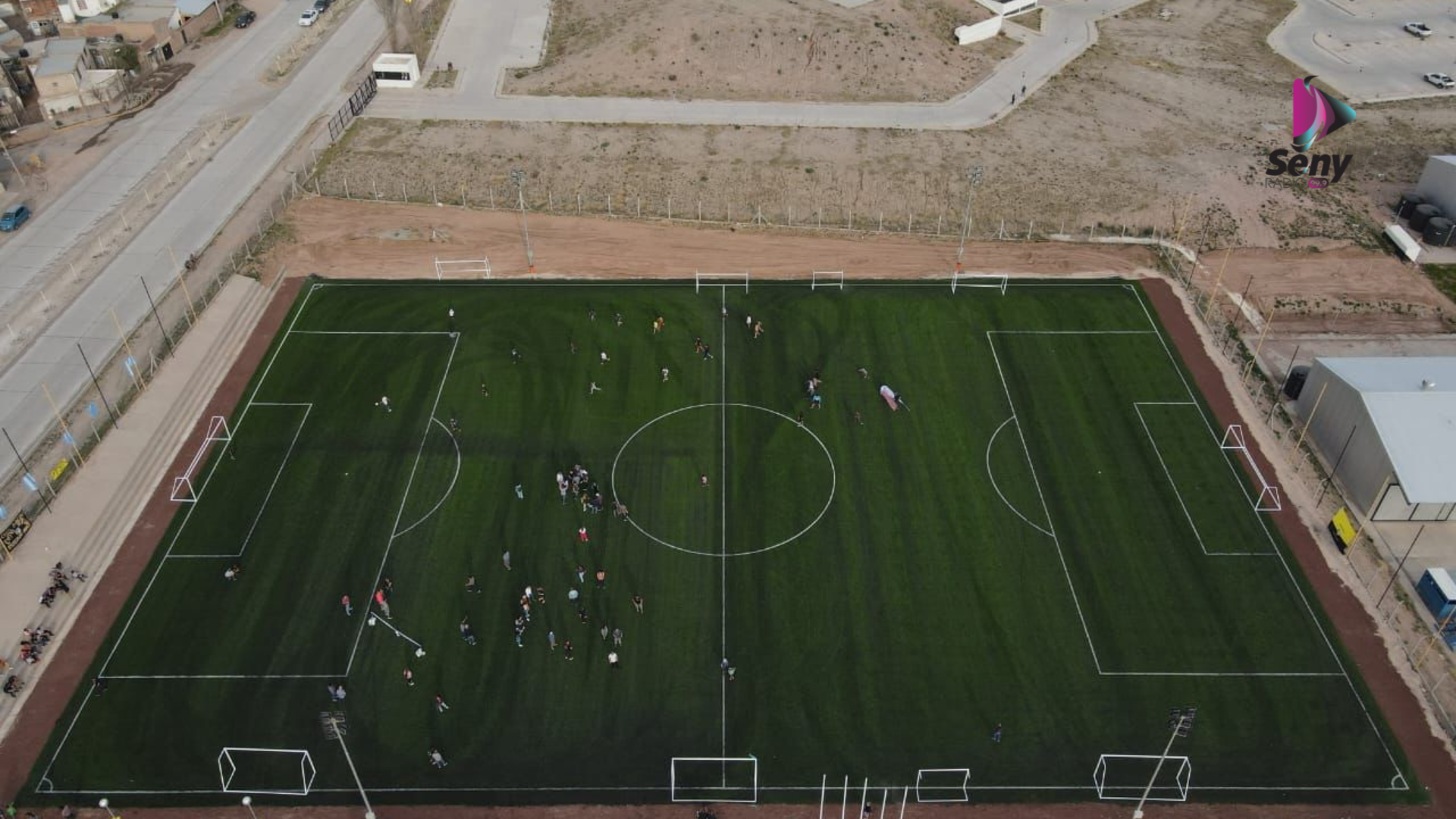 Hoy los vecinos de Gran Neuquén Norte celebraron la inauguración de la cancha de césped sintético de fútbol 11